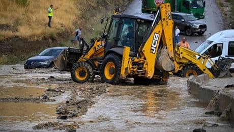Başkentte gök gürültülü sağanak etkili oldu: Bazı cadde ve sokaklarda su birikintileri oluştu