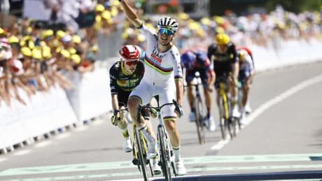Herbeleef: zo pakte Tadej Pogacar het geel over van Mathieu van der Poel