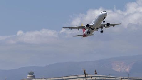 El Prat bate otro récord de pasajeros y pone a prueba su límite de capacidad