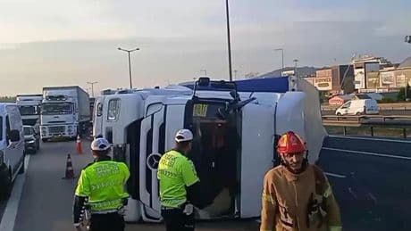 TEM Otoyolu'nda TIR devrildi, trafik kilitlendi