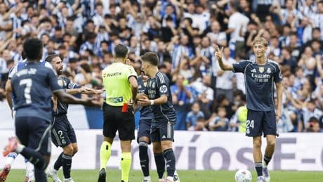 Un Real Madrid con diez gana en Anoeta y mantiene el pleno en LaLiga (1-2)