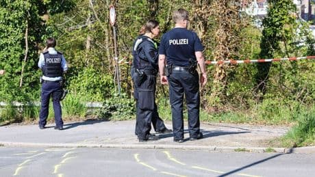 Zeugensuche: Tote Seniorin am Straßenrand gefunden - Ermittlungen laufen