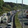 Halfuur file op E17 richting Antwerpen na ongeval ter hoogte van Haasdonk: linkerrijstrook versperd