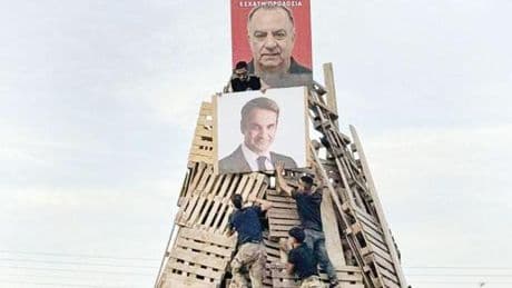 Rum kesiminde Paskalya protestosu! Miçotakis’in fotoğrafını yakacaklardı