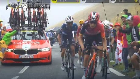 Schock-Szene - Teamauto fährt Tour-Fan an
