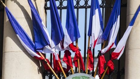 Mort du pape : pour quelles occasions la France met-elle ses drapeaux en berne ?