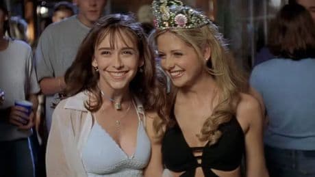 Jennifer Love Hewitt responde a por qué no ha visto a Sarah Michelle Gellar en casi 30 años