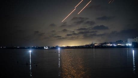 Irán renueva sus bombardeos sobre Israel como respuesta a los ataques de este domingo que dejan docenas de muertos