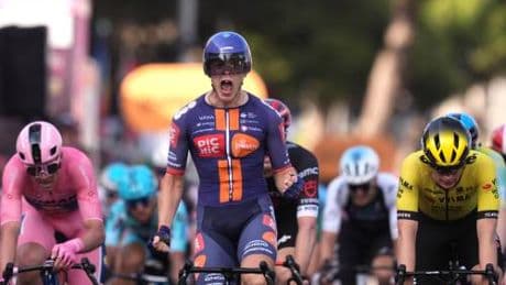 Giro d’Italia, il pubblico torna protagonista: a Lecce Munoz sfiora l’impresa, Pedersen a terra