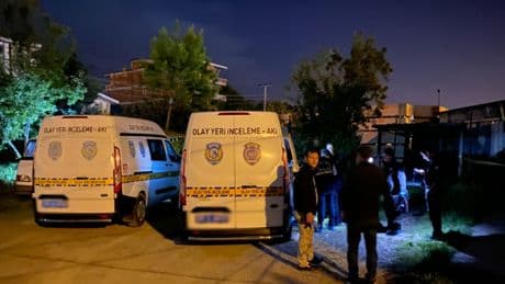 Husumetli olduğu kişiyi ve ailesini tabancayla yaralayıp kayıplara karıştı