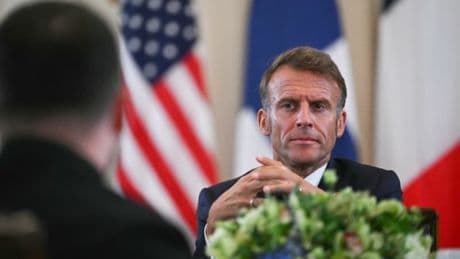 Guerre en Ukraine: Emmanuel Macron appelle à "augmenter les sanctions" contre Moscou si les négociations échouent