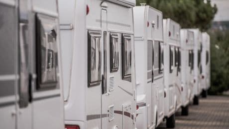 Gens du voyage : après avoir menacé de bloquer le pont de Saint-Nazaire, plus de 200 caravanes squattent une ville voisine