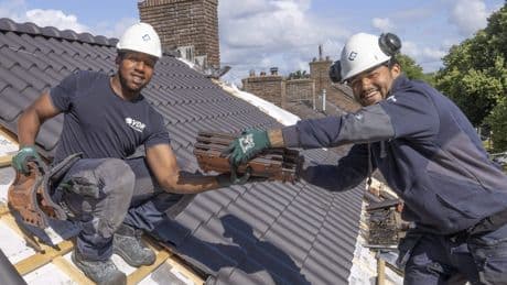 Deze jonge bouwvakkers bouwen onder werktijd hun eigen huis: ’Echt, iedereen is jaloers op ons’