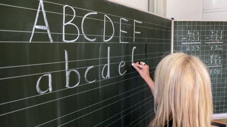 „Mottenkiste des Sozialneids“: Lehrerverband warnt vor Verbeamtungsstopp von Lehrern