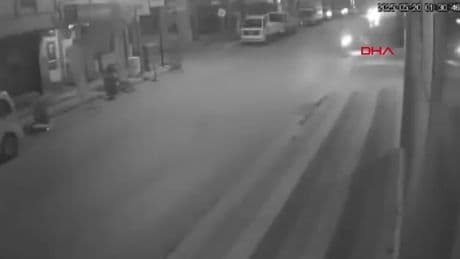 Motosikletin konteynere çarptığı kaza kamerada