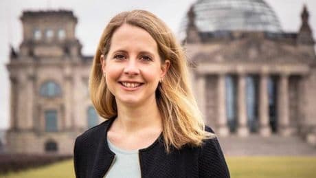 Bauministerin Hubertz will mehr Wohnungen in leeren Büros und auf Supermarkt-Dächern