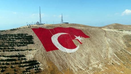 Kahramanmaraş'ın dağlarına işlenen bayrak, Türkiye'nin en büyüğü olacak