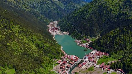 Uzungöl’de yoğun trafiğe, otopark ve ring sistemi