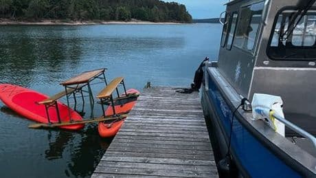 Brombachsee: Wasserpolizei zieht Trio mit Bierbank-Floß aus dem Verkehr