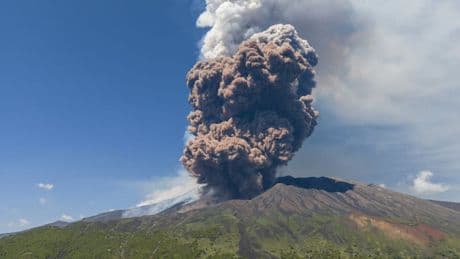 Etna: les images impressionnantes du moment où le cratère du volcan s'est effondré
