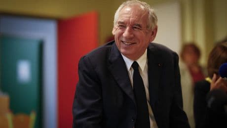 « Bye bye, Bayrou ! » : dans toute la France, des « pots de départ » s’organisent devant les mairies