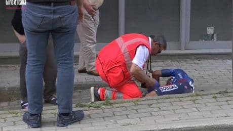 Mikel Landa abandona el Giro en camilla tras una dura caída