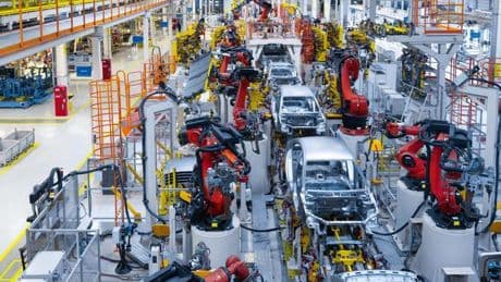 La producción de vehículos vuelve a retroceder en abril con una caída del 7,4%