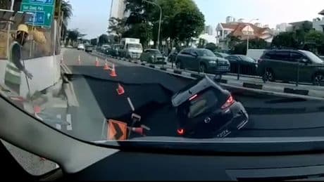 In Singapur - Straße verschluckt Frau und Auto