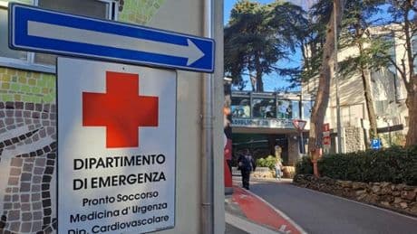 Gaslini, Rosso ai ferri corti con Bucci | Camici e poltrone