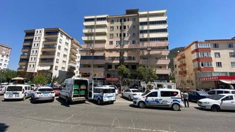 Hasarlı bina tadilatında facia: İskele kırıldı, işçiler yere çakıldı! 2 kişi hayatını kaybetti