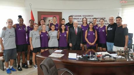 Burhaniye Belediyespor Kadın Basketbol Takımı'ndan Belediye Başkanı Deveciler'e ziyaret