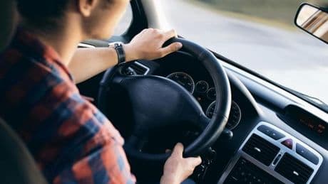 El truco de la botella en el techo de un coche aparcado: qué es esto y porqué cada vez se ve más