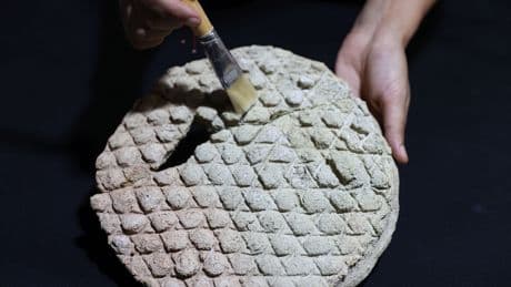 Harran'da 800 yıllık baklava dilimli ekmek kalıbı ortaya çıkarıldı