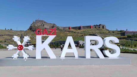 Kars Kalesi bayraklarla donatıldı