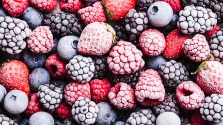 Sie essen gerne TK-Beeren? Was Sie laut RKI unbedingt dabei beachten sollten