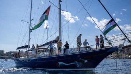 Activisten varen naar Gaza met noodhulp, maar of ze aan land mogen is onzeker