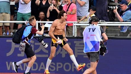Polsstokhoogspringer Armand Duplantis verbetert voor eigen volk weer zijn eigen wereldrecord