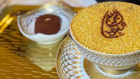 Cuánto cuesta el café más caro del mundo: tiene oro de 24 quilates y se sirve en un hotel de superlujo