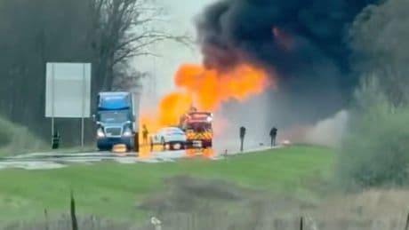 Beladen mit Sprühdosen - Flammenmeer auf der Autobahn