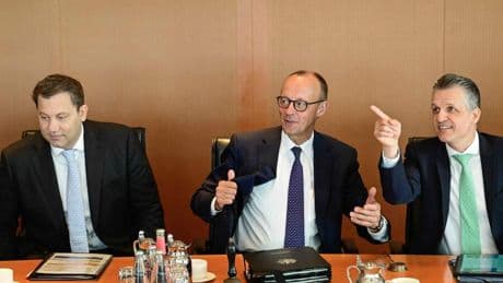 Koalition: 100 holprige Tage Koalition: Wie Union und SPD den Teamgeist beschwören wollen