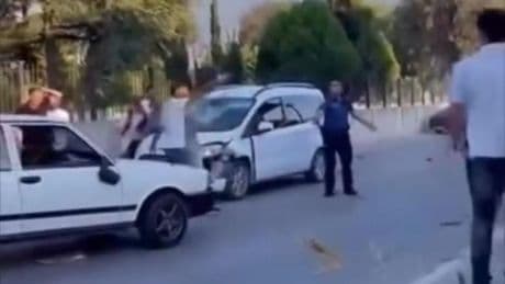 Trafik kazasının ardından tartıştığı 5 kişilik aileyi bıçakladı