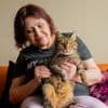 “Ik wilde ze niet zomaar afgeven”: Oekraïense Olga (61) knuffelt opnieuw met katje Zoë nadat beestje 15 meter naar beneden viel
