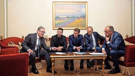 Besuch in Kiew: Fünf Mann, ein Sofa und ein Handy