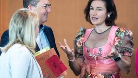 Dorothee Bär im Dirndl: Ein Outfit, das sich »nix g’scheißt«