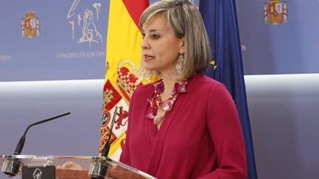Un activista boicotea la rueda de prensa de la portavoz de Sumar en el Congreso
