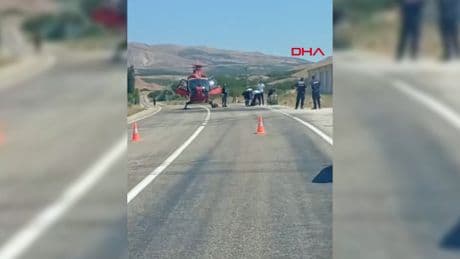 Ambulans helikopterden kara yolunda hasta alımı