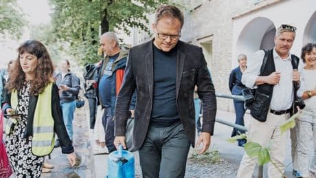 Minister auf Sommerreise: Wasserbüffel und Wacken
