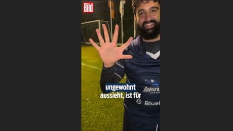 Zählen Sie mal - DIESER Torwart hat 12 Finger!