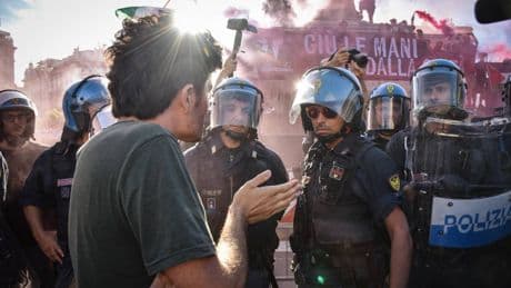 L'attacco della polizia dopo gli insulti al corteo per il Leonka: "Così minano la democrazia"