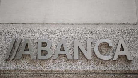 Abanca niega “interés” en una unión con Sabadell tras pedir el Gobierno al banco catalán una fusión